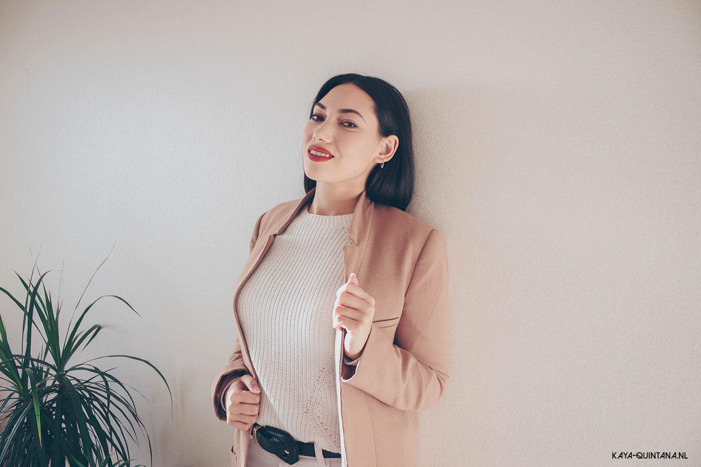 ALL WHITE OUTFIT WITH A CAMEL COAT