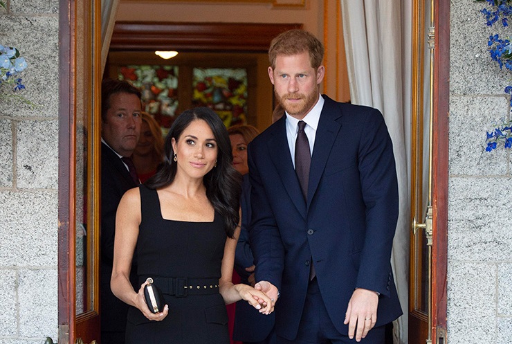 Elizabeth Ii Gave A Mansion To Prince Harry And Megan Markle /></noscript><img class="lazyload" src=